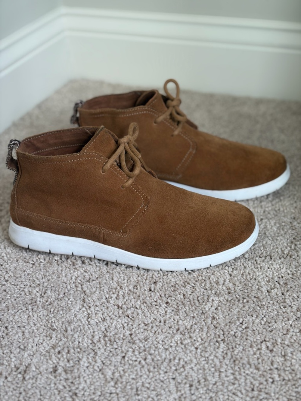 Ugg Freamon Men’s Chukka Tan Suede Sneaker - Casual Lace-Up Size  8.5